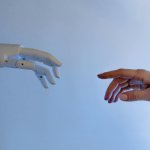AI- Roboter Hand mit Menschenhand