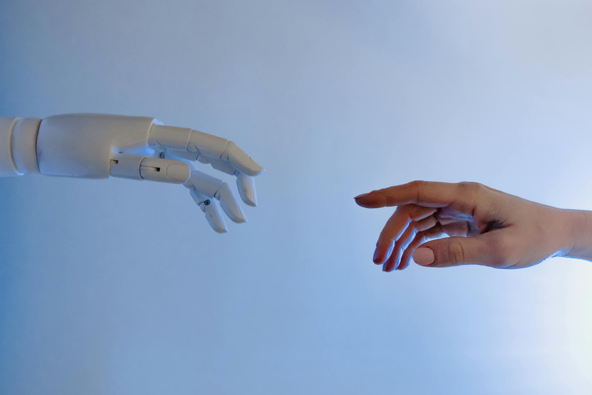 AI- Roboter Hand mit Menschenhand